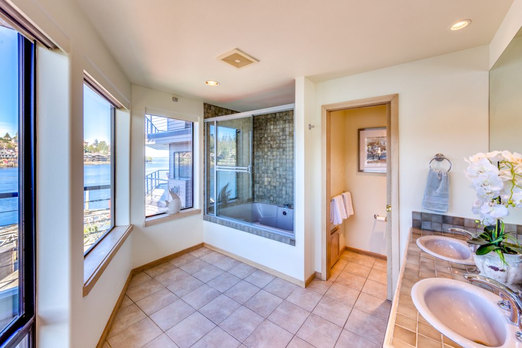 Ballard Locks Waterfront, Seaview, Master Bathroom
